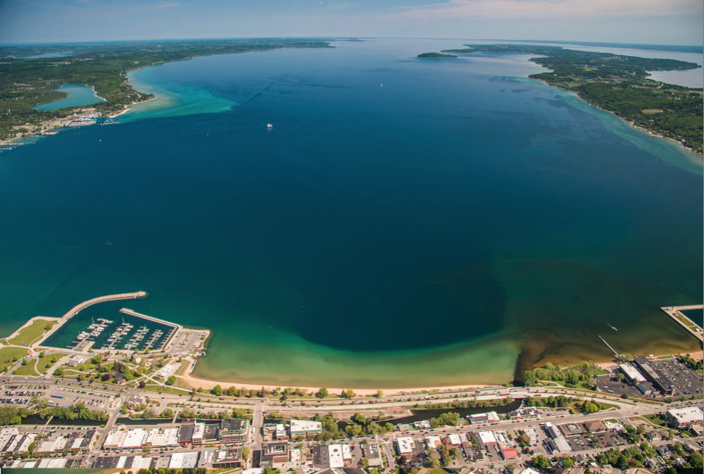 discovery boat tours traverse city